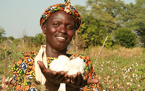 Fairtrade-Baumwoll-Bäuerin aus dem Senegal